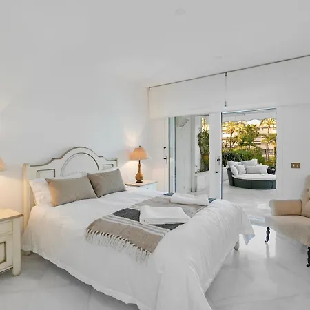 Luxury Beachfront With Private Garden & Pool شقة *
