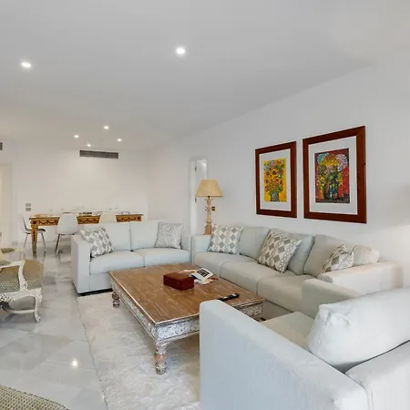 Luxury Beachfront With Private Garden & Pool شقة *