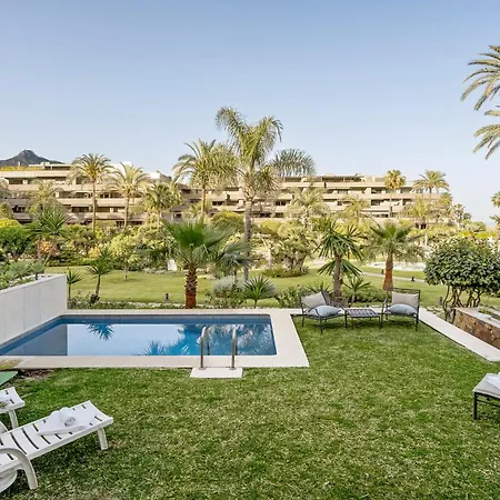 Luxury Beachfront With Private Garden & Pool * ماربيا
