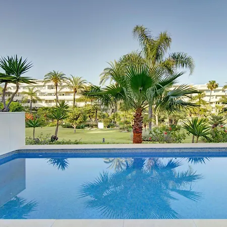 Luxury Beachfront With Private Garden & Pool شقة