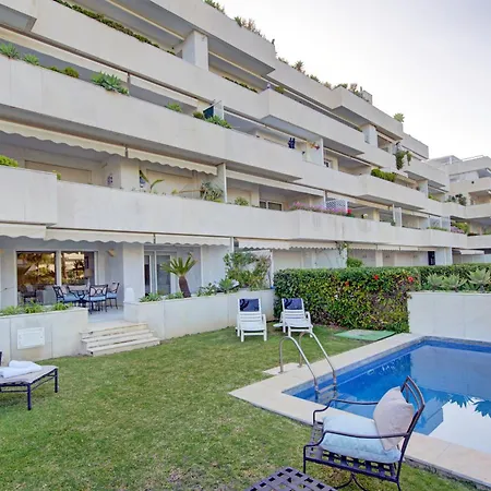 Luxury Beachfront With Private Garden & Pool شقة