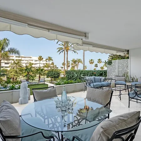 شقة Luxury Beachfront With Private Garden & Pool ماربيا