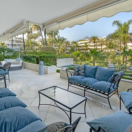 Luxury Beachfront With Private Garden & Pool شقة *