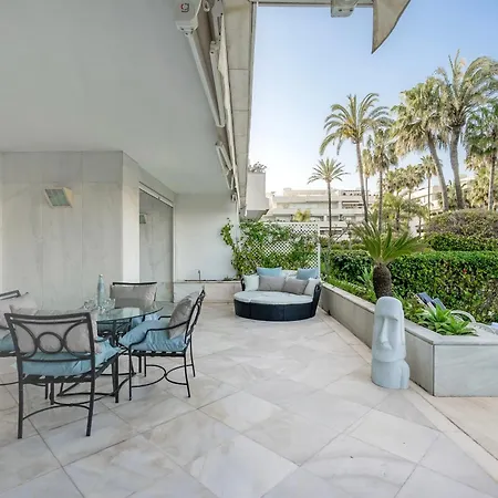 Luxury Beachfront With Private Garden & Pool شقة