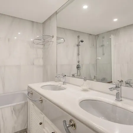 Luxury Beachfront With Private Garden & Pool شقة *