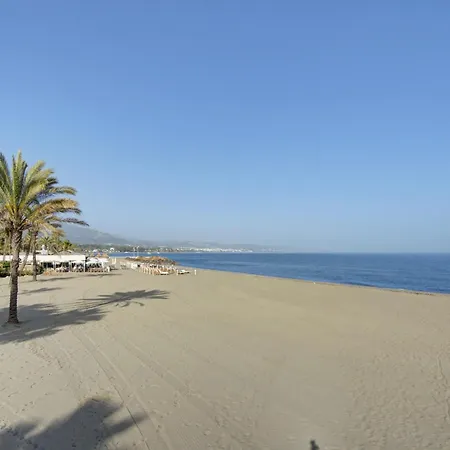 Luxury Beachfront With Private Garden & Pool شقة