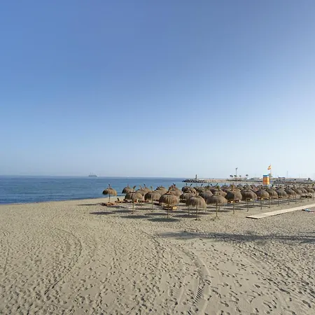 Luxury Beachfront With Private Garden & Pool شقة