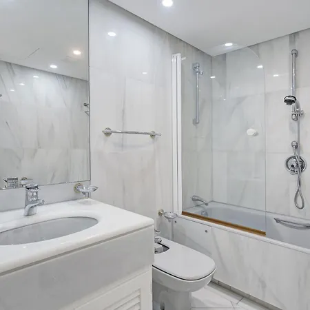 Luxury Beachfront With Private Garden & Pool شقة ماربيا