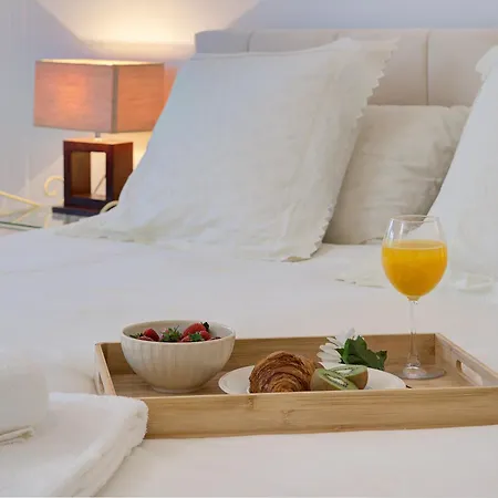 Luxury Beachfront With Private Garden & Pool شقة