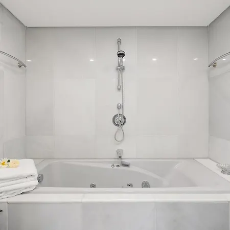Luxury Beachfront With Private Garden & Pool شقة