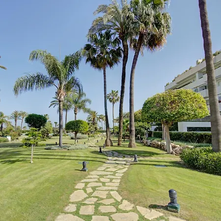 Luxury Beachfront With Private Garden & Pool شقة *