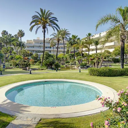 Luxury Beachfront With Private Garden & Pool شقة ماربيا