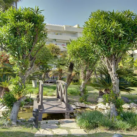 Luxury Beachfront With Private Garden & Pool شقة