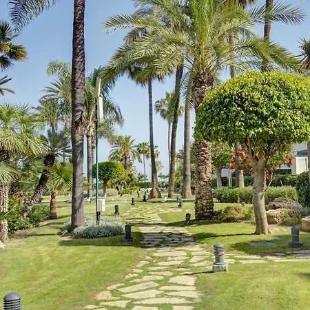 Luxury Beachfront With Private Garden & Pool * ماربيا