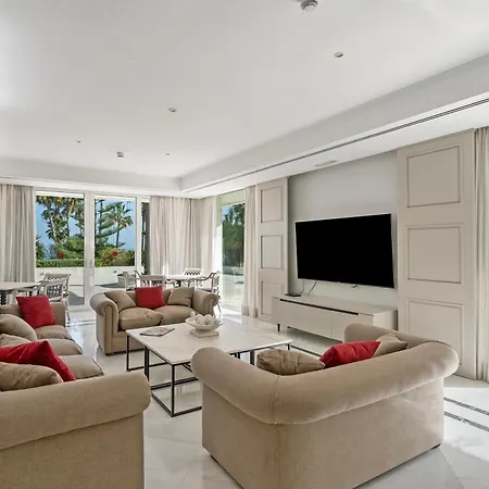 شقة Luxury Beachfront With Private Garden & Pool *